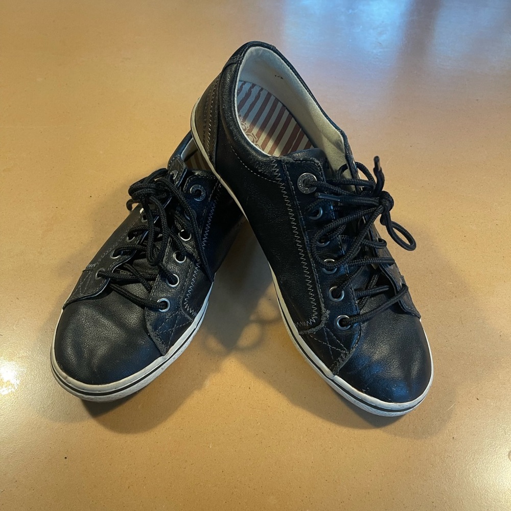 Taos Footwear Black Leather Sneakers